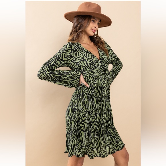 40 Fabulous Wave Pattern Front Twist Dress - Picture 5 of 7